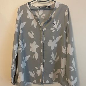Chase Women’s Flowy Floral Print White and Gray Blouse size 8